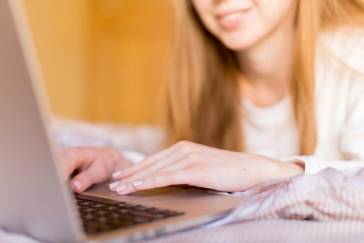 Finanzexperte bei der Analyse von Geschäftsdaten